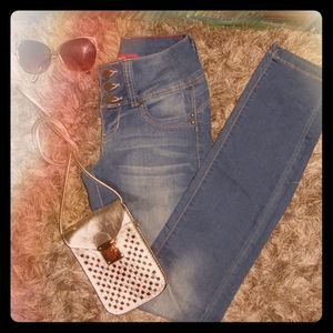 Mid rise / 3 button / fashion jeans
